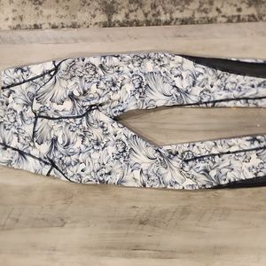 Lululemon leggings sized 2-4 Free shipping!